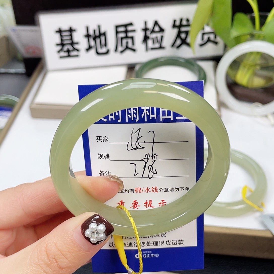 和田玉手镯未镶嵌朵****）