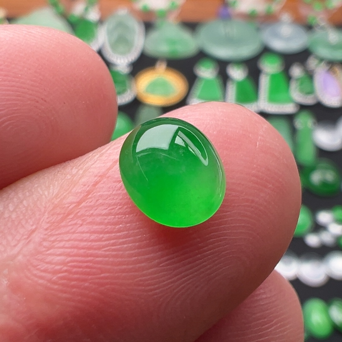 翡翠颈饰未镶嵌蛋面7.6