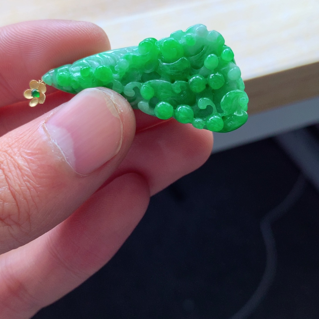 翡翠颈饰18K金镶嵌吊坠