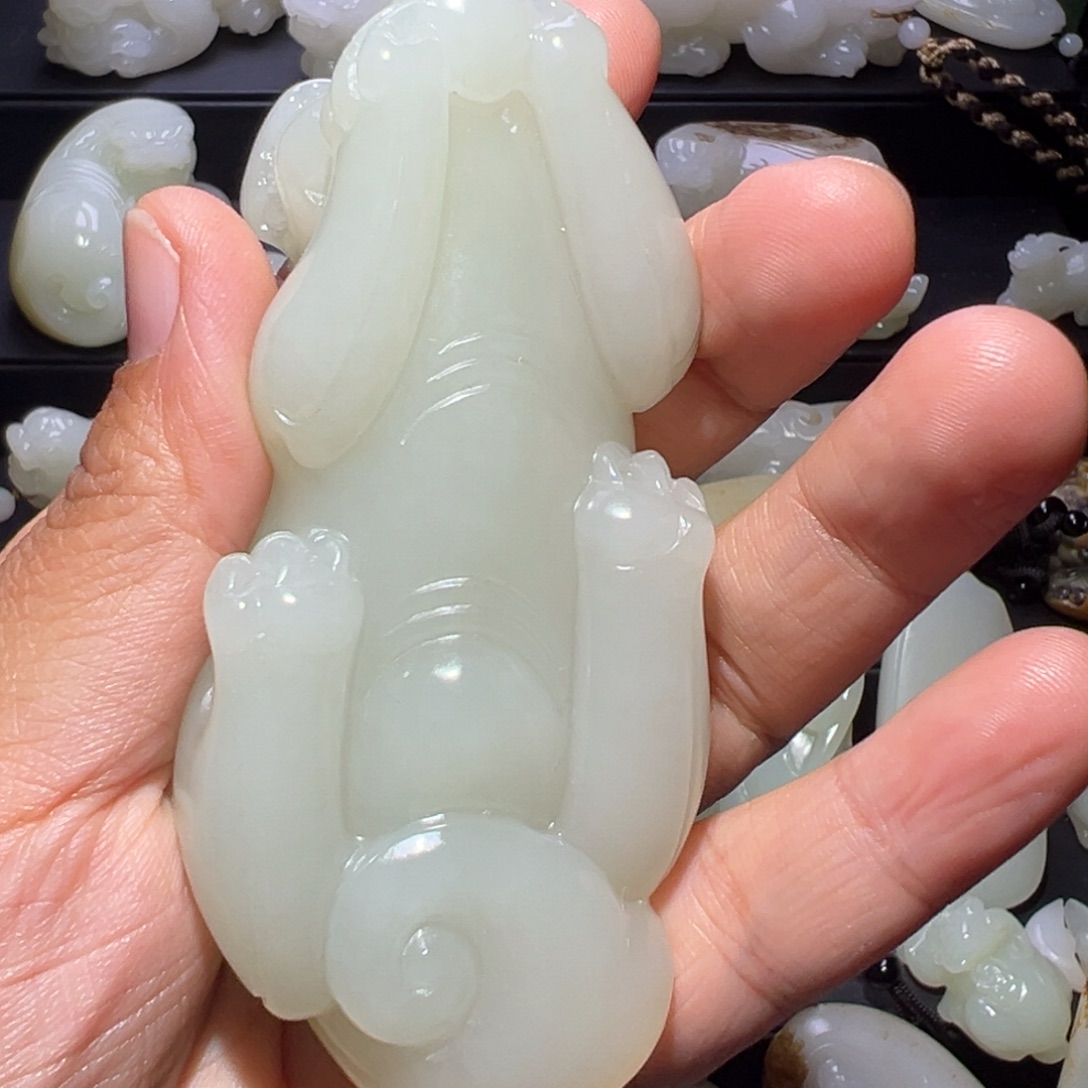 孙***义和田玉未镶嵌颈饰