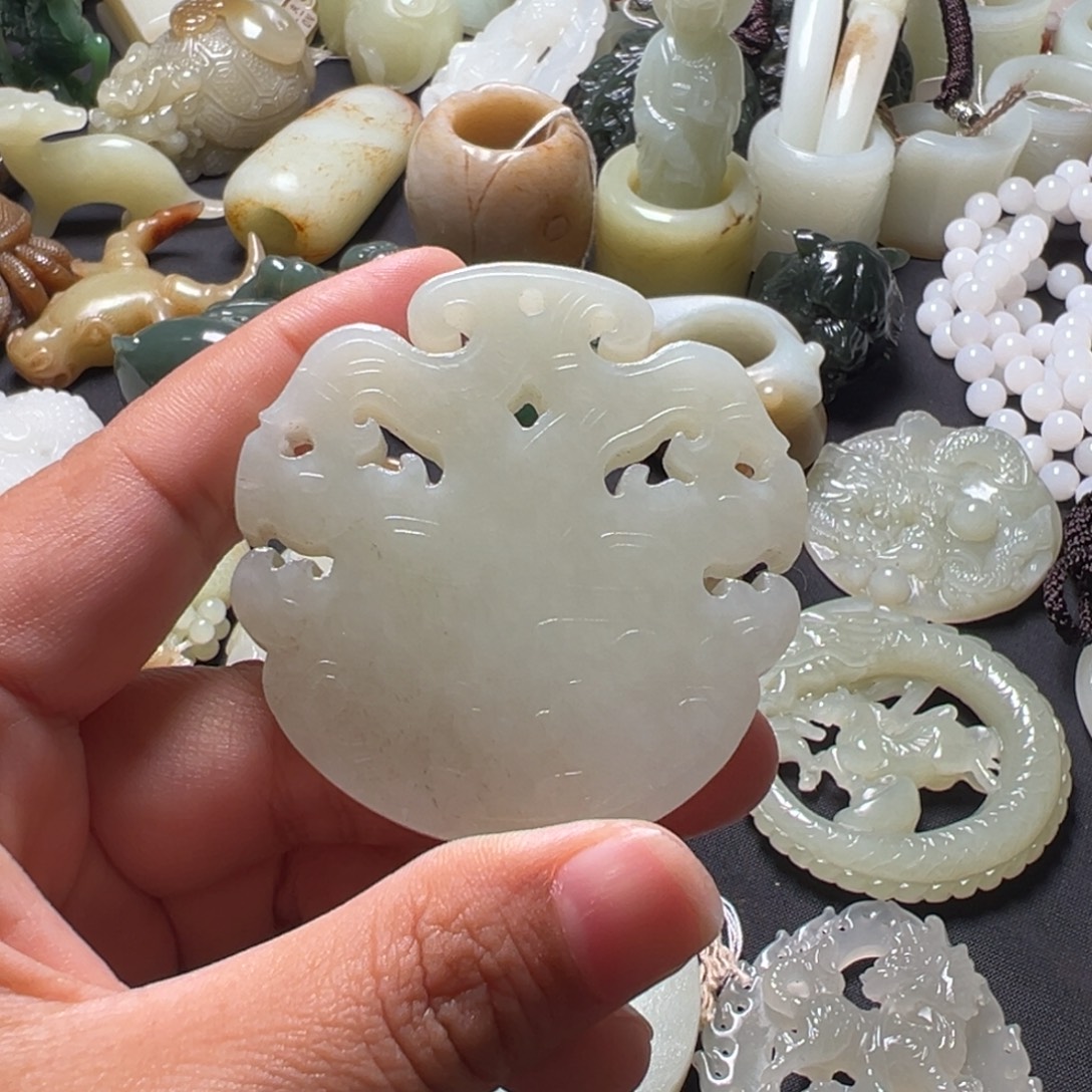 阳***声和田玉未镶嵌颈饰