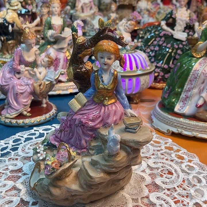 陶瓷田园看书小女孩 老货库存