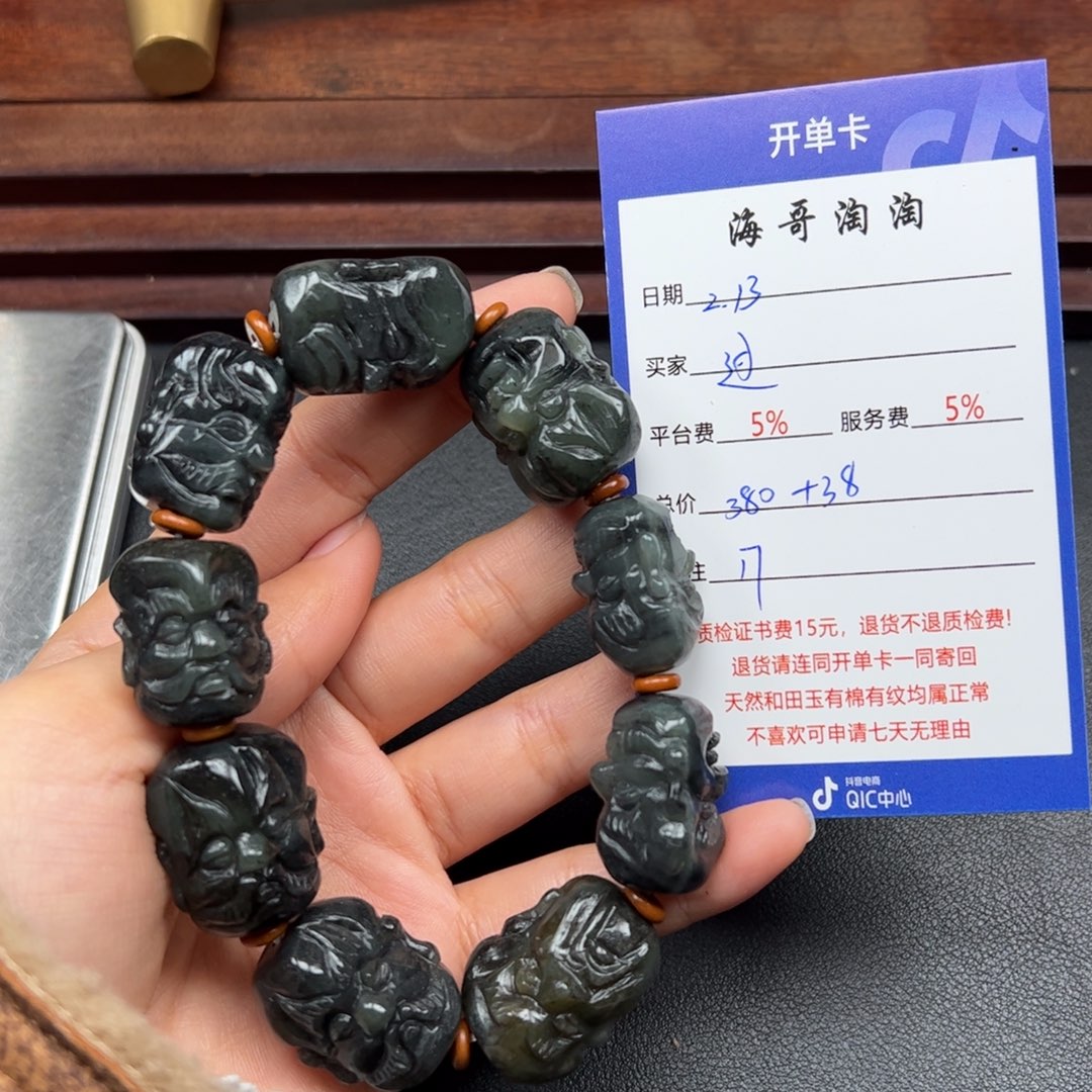 和田玉手串未镶嵌过**.