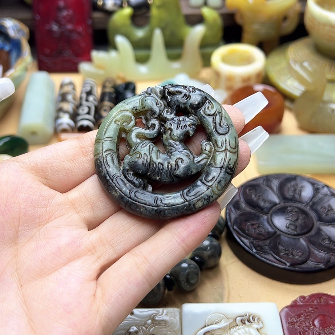 蛇纹石玉未镶嵌颈饰