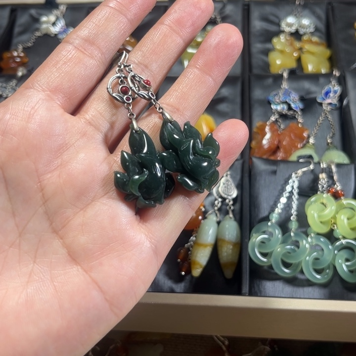 蛇纹石玉耳饰未镶嵌