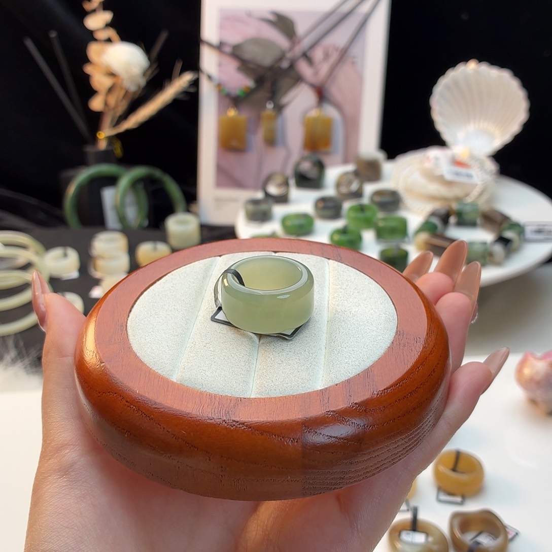 和田玉未镶嵌戒指湖水绿圆切17.8j6