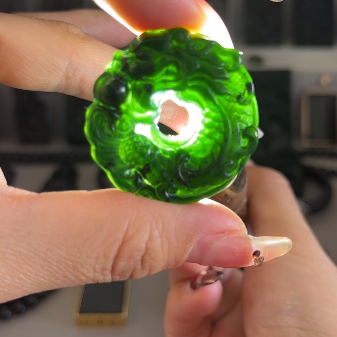 蛇纹石玉颈饰合金