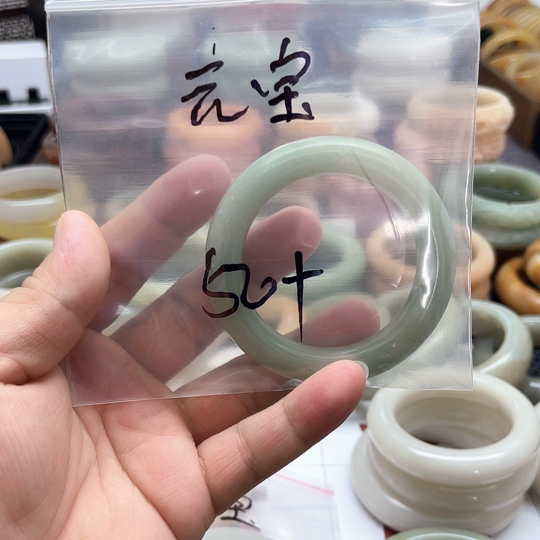 石英质玉手镯未镶嵌元*?