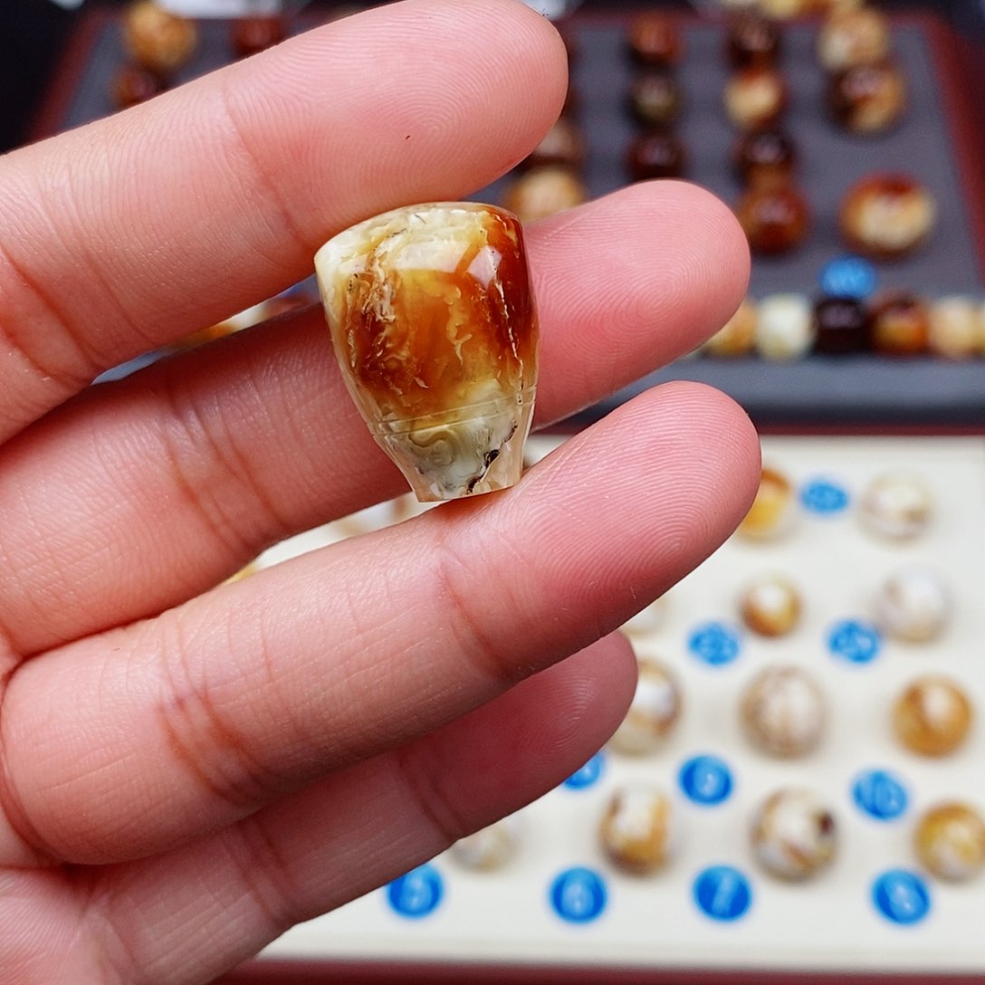 蜜蜡裸石未镶嵌蜜蜡