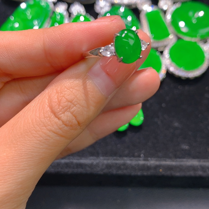 翡翠银S925镶嵌戒指一个