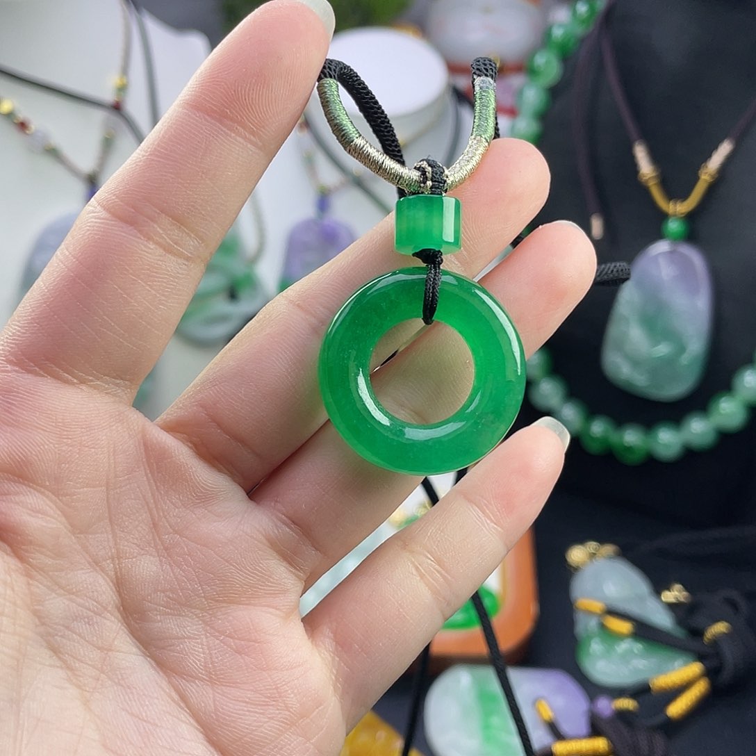 翡翠未镶嵌吊坠(赠链)