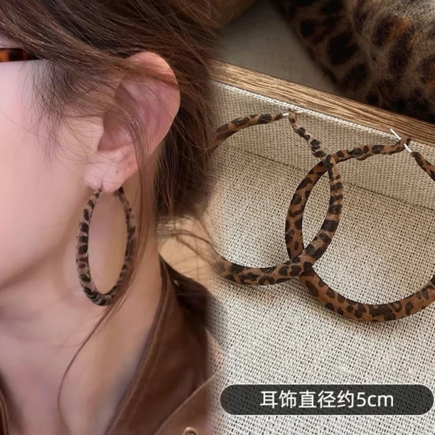 铜合金耳饰 复古港风豹纹丝绒圈圈耳环女秋冬高级感素圈耳圈A44