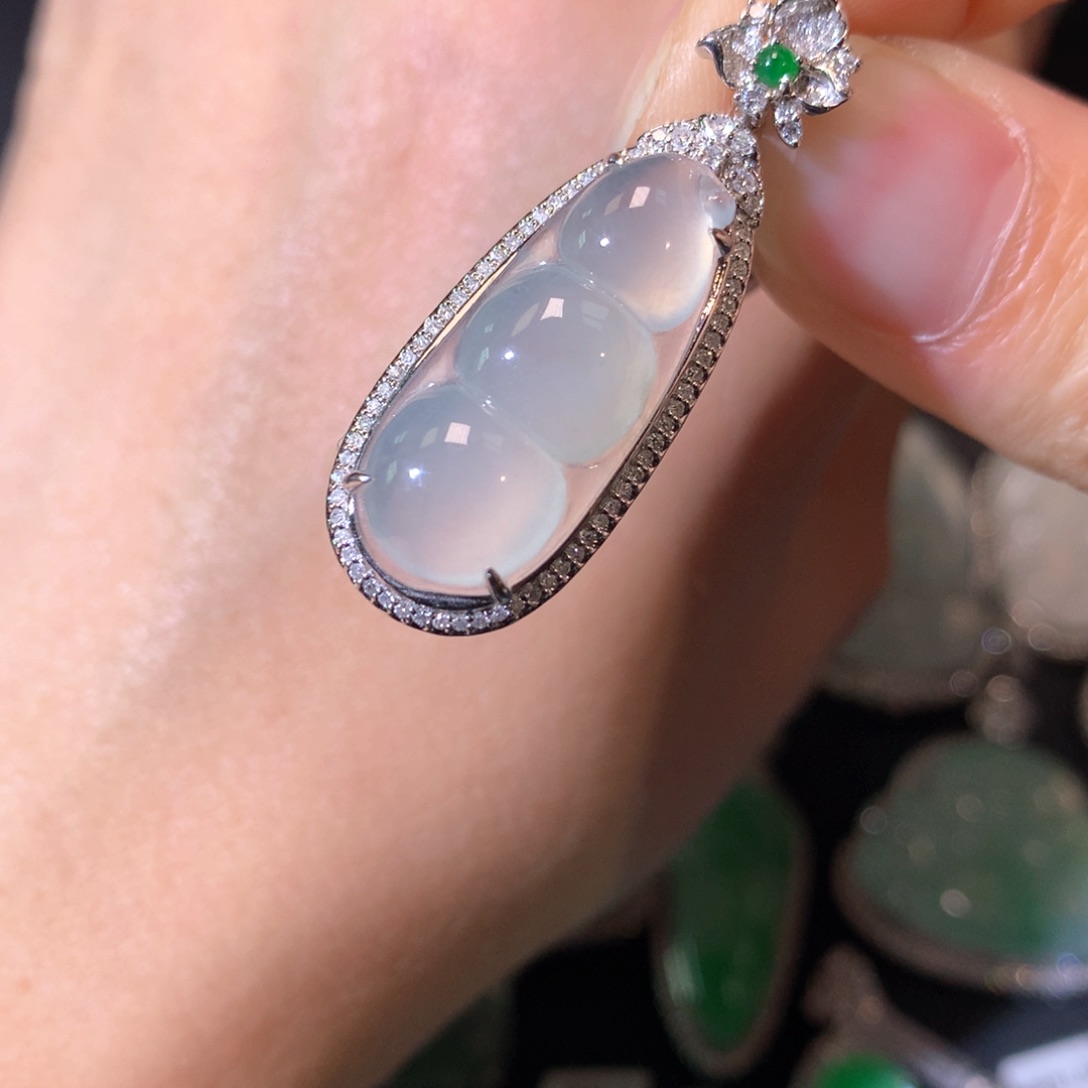 翡翠颈饰18K金镶嵌豆子