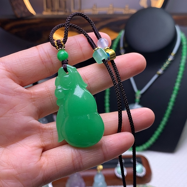 翡翠吊坠(赠链)未镶嵌葫芦