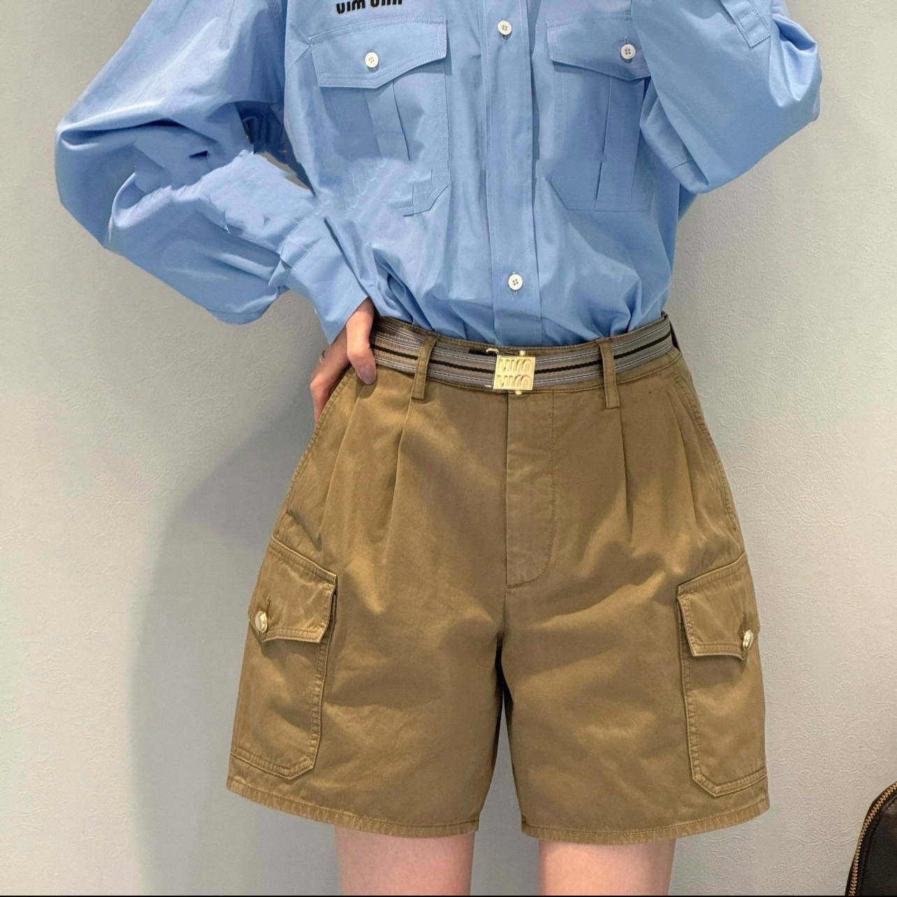 99新 MIU MIU/缪缪 dec350 24SS刺绣徽标系带金扣短裤 36码 棉