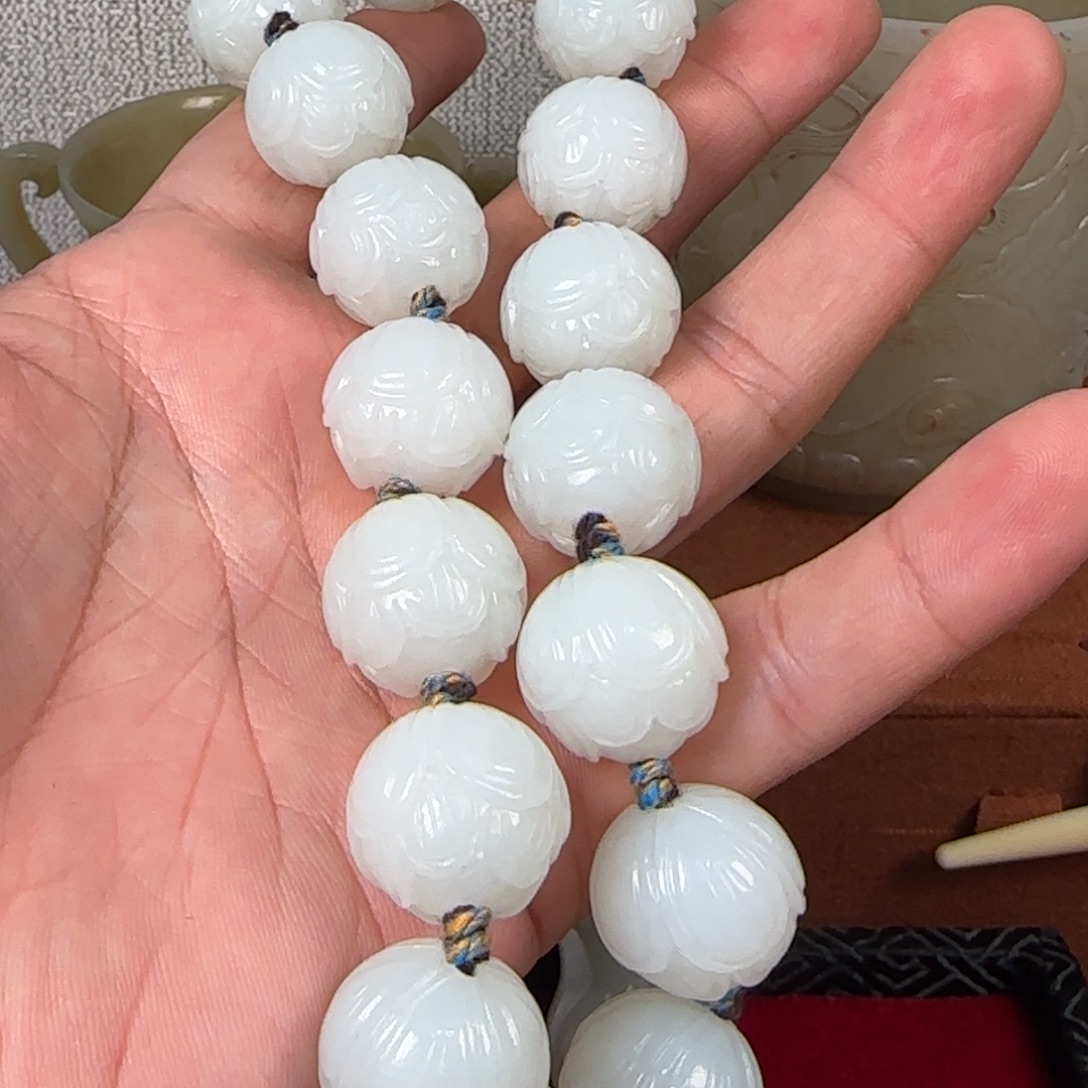 三***足非常精美的脖挂件