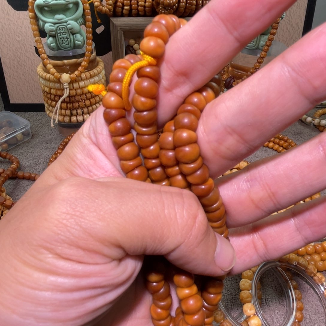 星月菩提吊坠西**黄卡8藏料玉化蒜把大肠