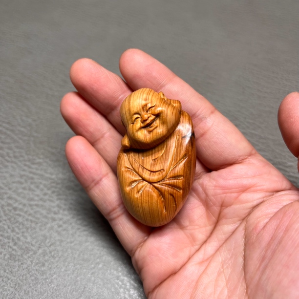 纯手工雕刻红油崖柏弥勒佛手把件笑佛文玩把件精工手作工艺品D-2