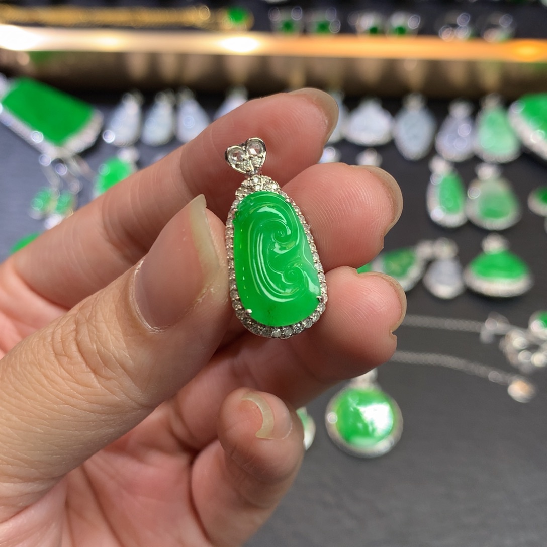 翡翠吊坠(不含链)18K金镶嵌?***忆