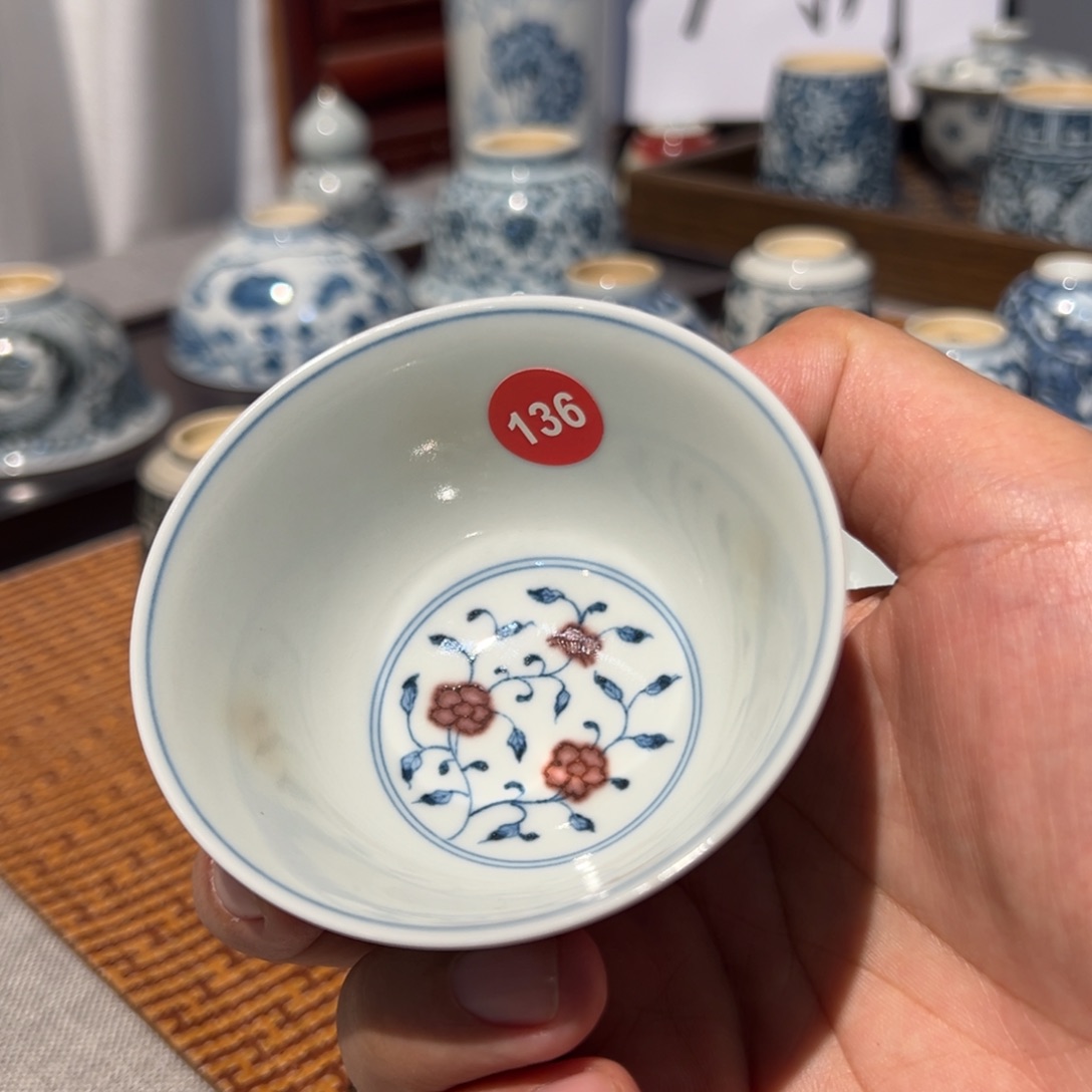 在***端瓷顽古手工手绘作品