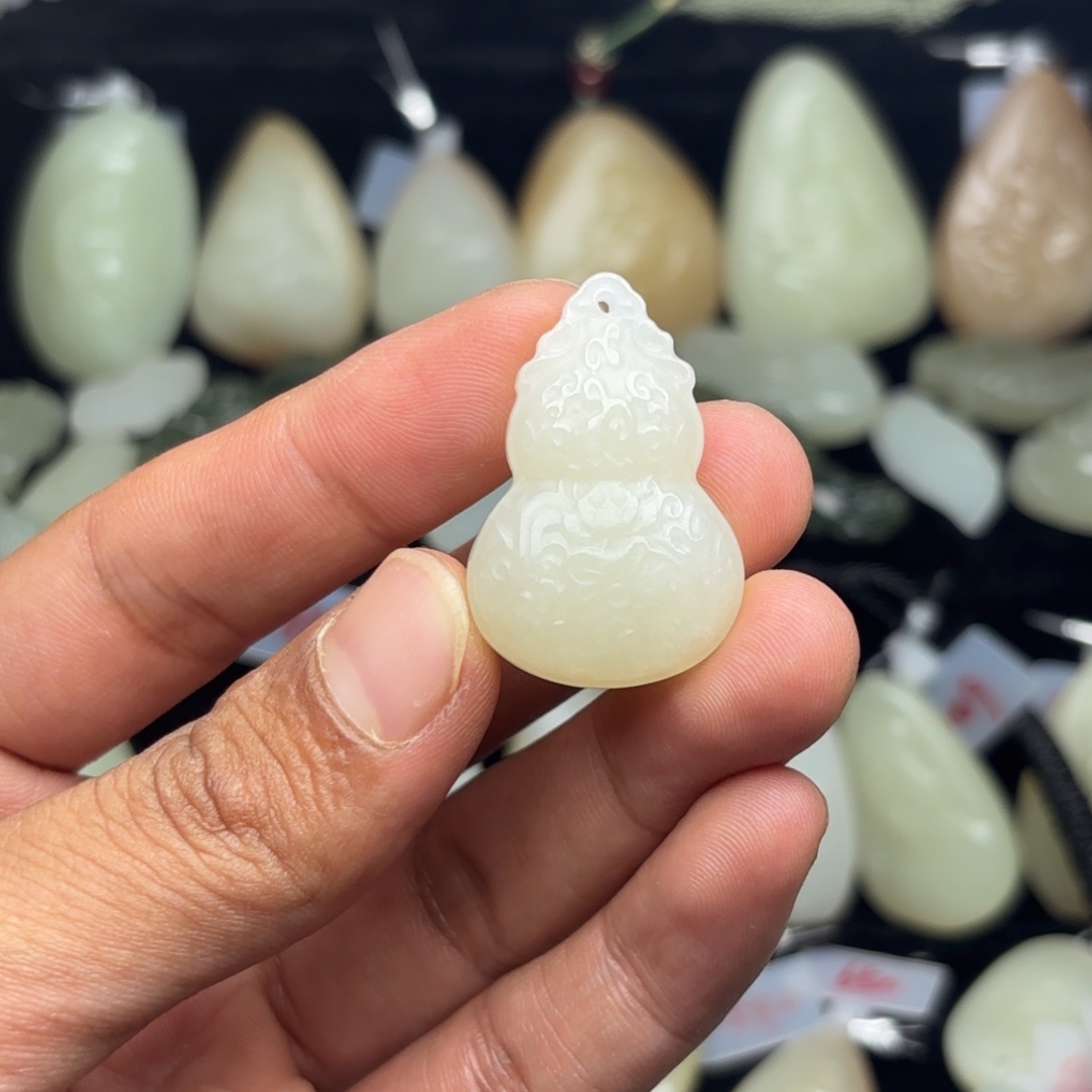 拾***月和田玉未镶嵌颈饰