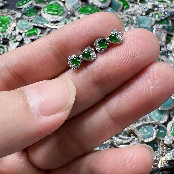 翡翠颈饰未镶嵌天然A货翡翠放漏