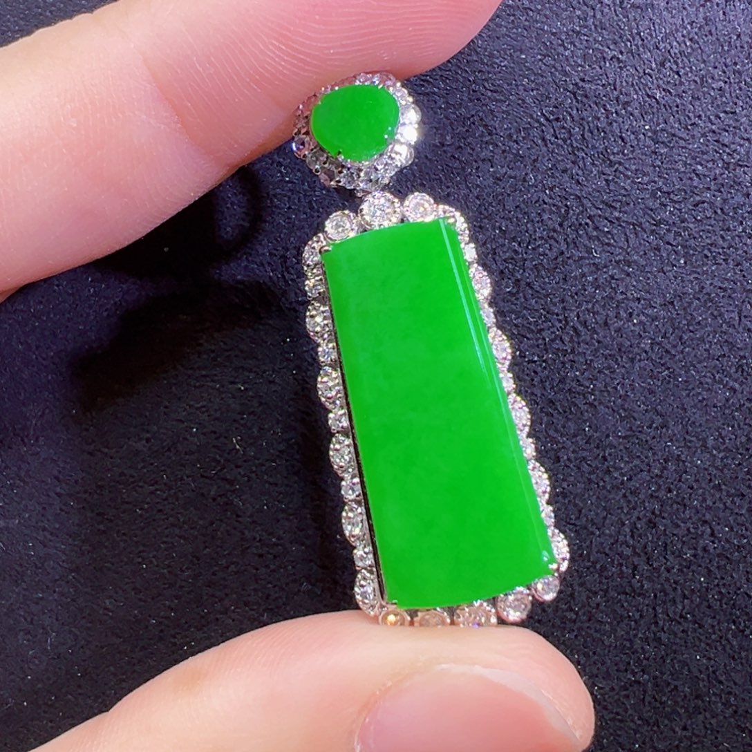 翡翠18K金镶嵌颈饰吊坠