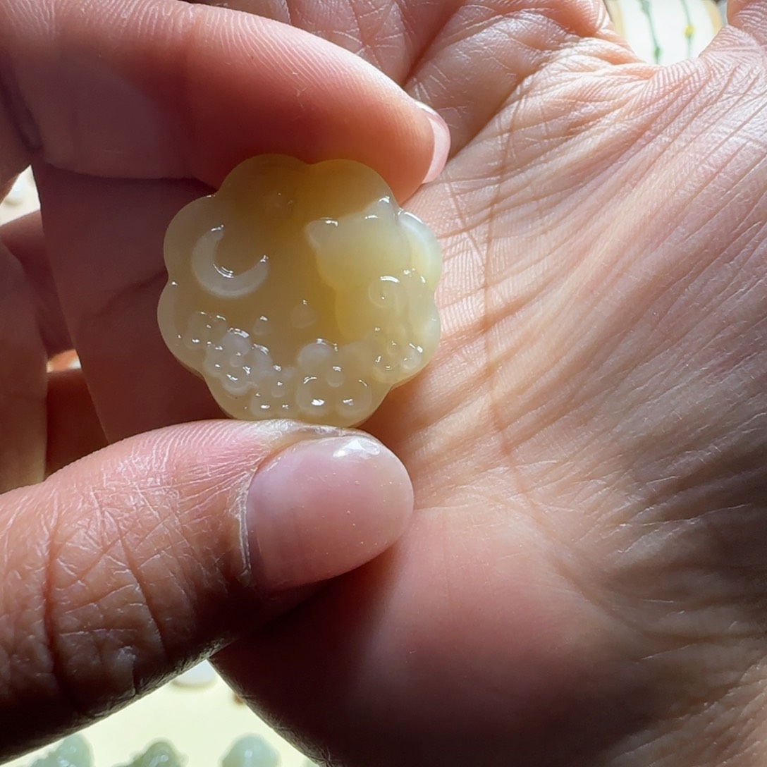 和田玉颈饰未镶嵌小***。