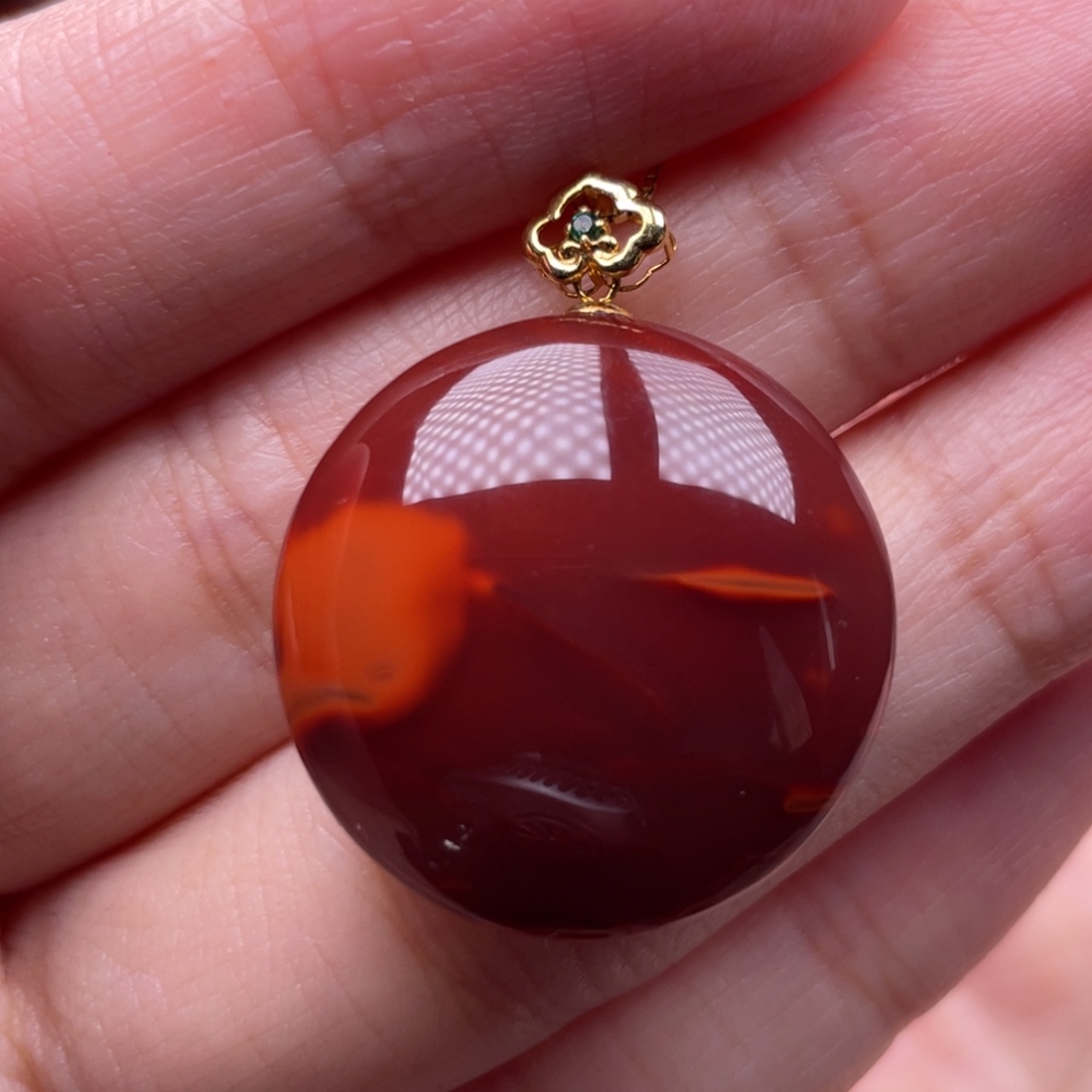 南红玛瑙18K金镶嵌珠宝奇石圆牌吊坠