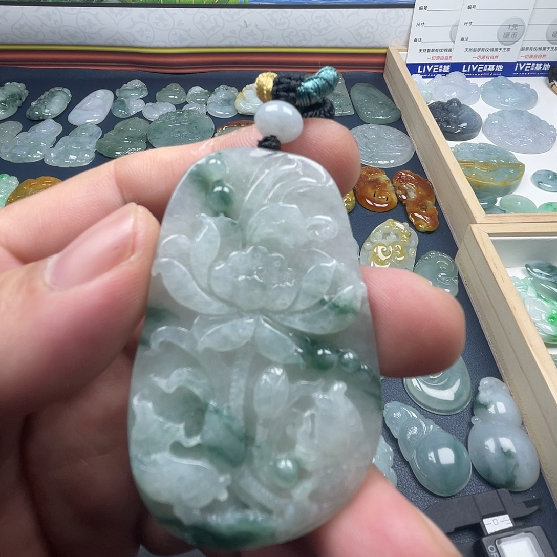 翡翠未镶嵌颈饰荷花鱼