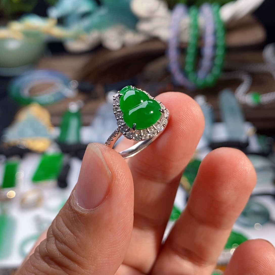 翡翠戒指18K金镶嵌满绿葫芦戒指