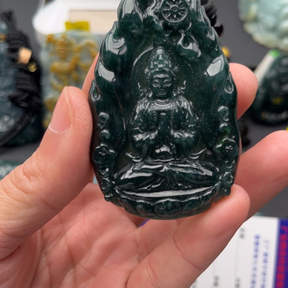 翡翠未镶嵌颈饰观音