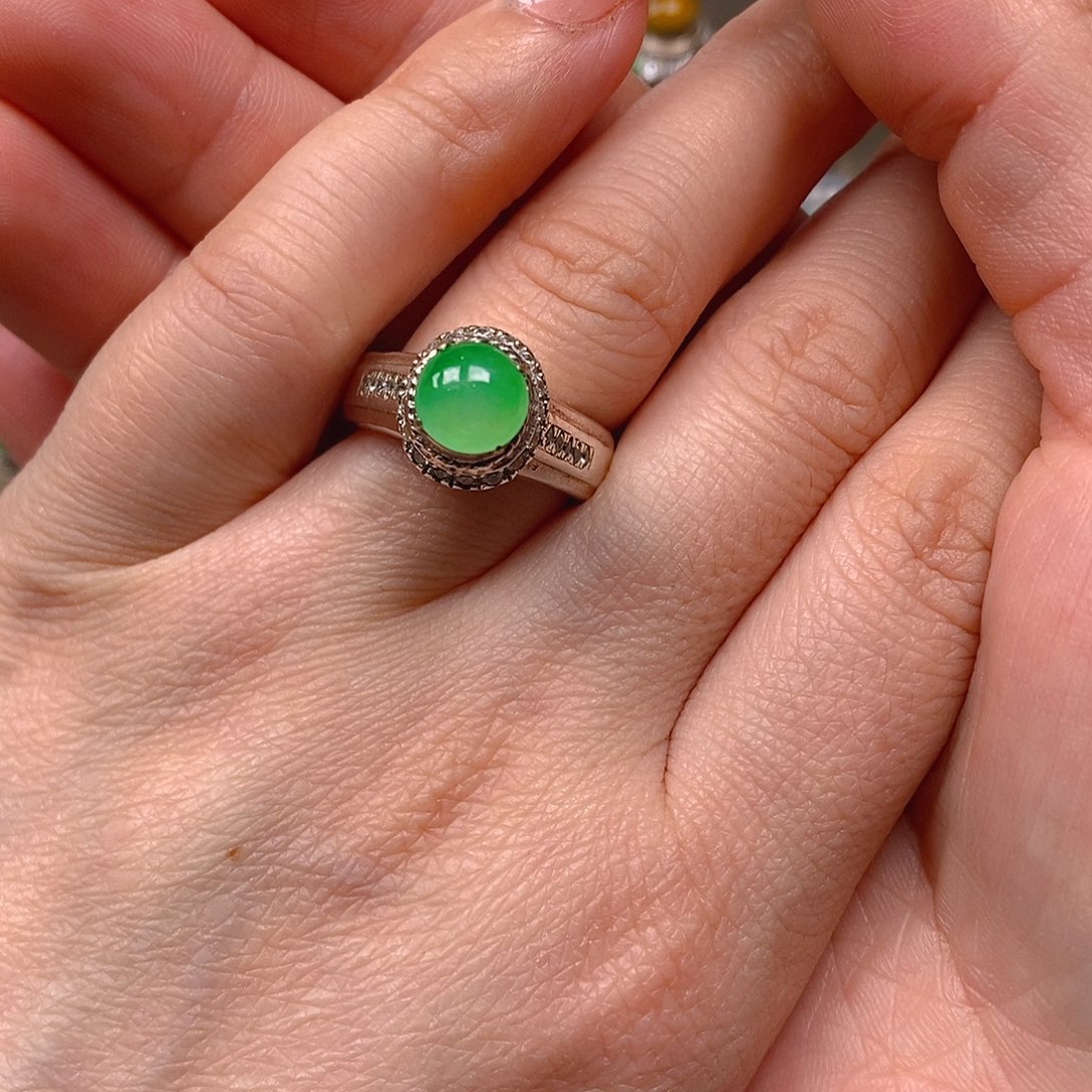 翡翠颈饰未镶嵌翡翠蛋面