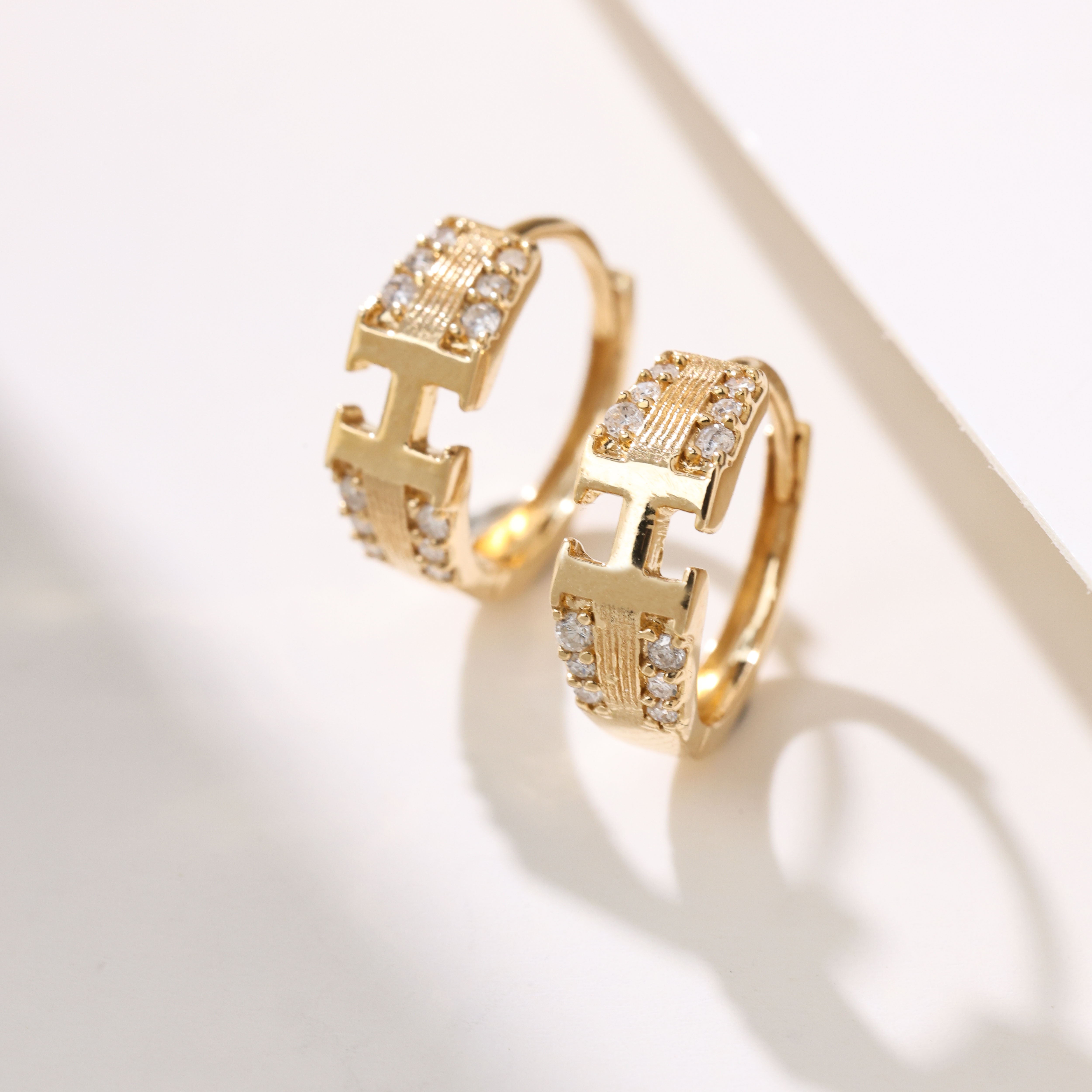 【举石臻选】TA07-1186-066钻石耳饰18K（一对/内径约9mm）H