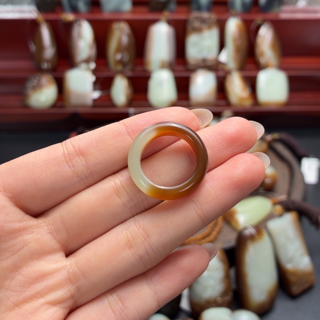 亞***飛和田玉未镶嵌颈饰