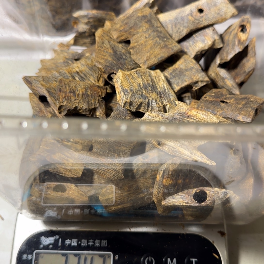 老***部沉香沉香碎屑一代苗老料透顶绿324克