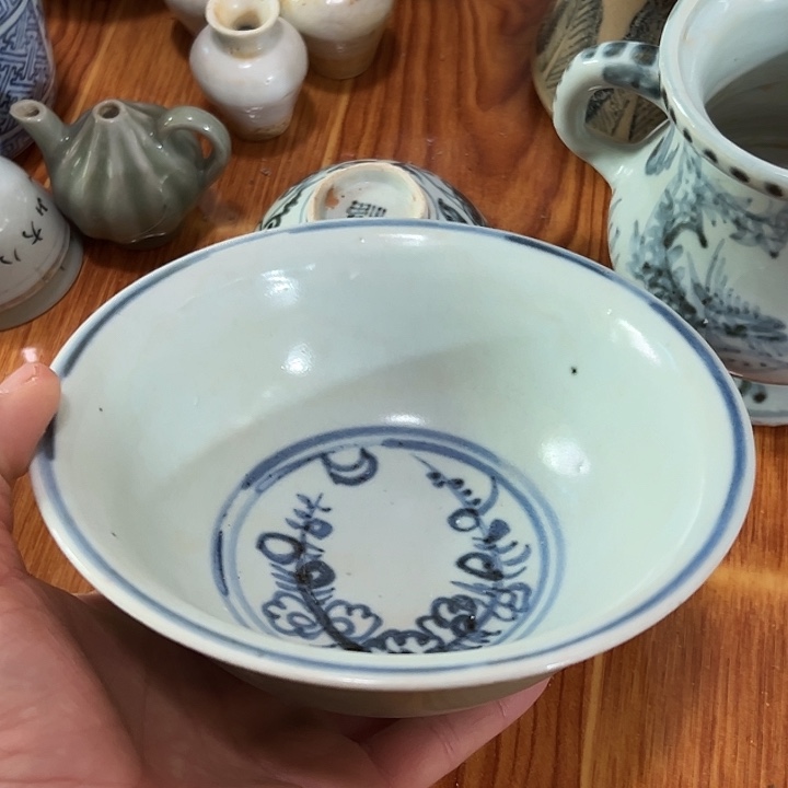 碗茌*人青花文饰的一个视碗