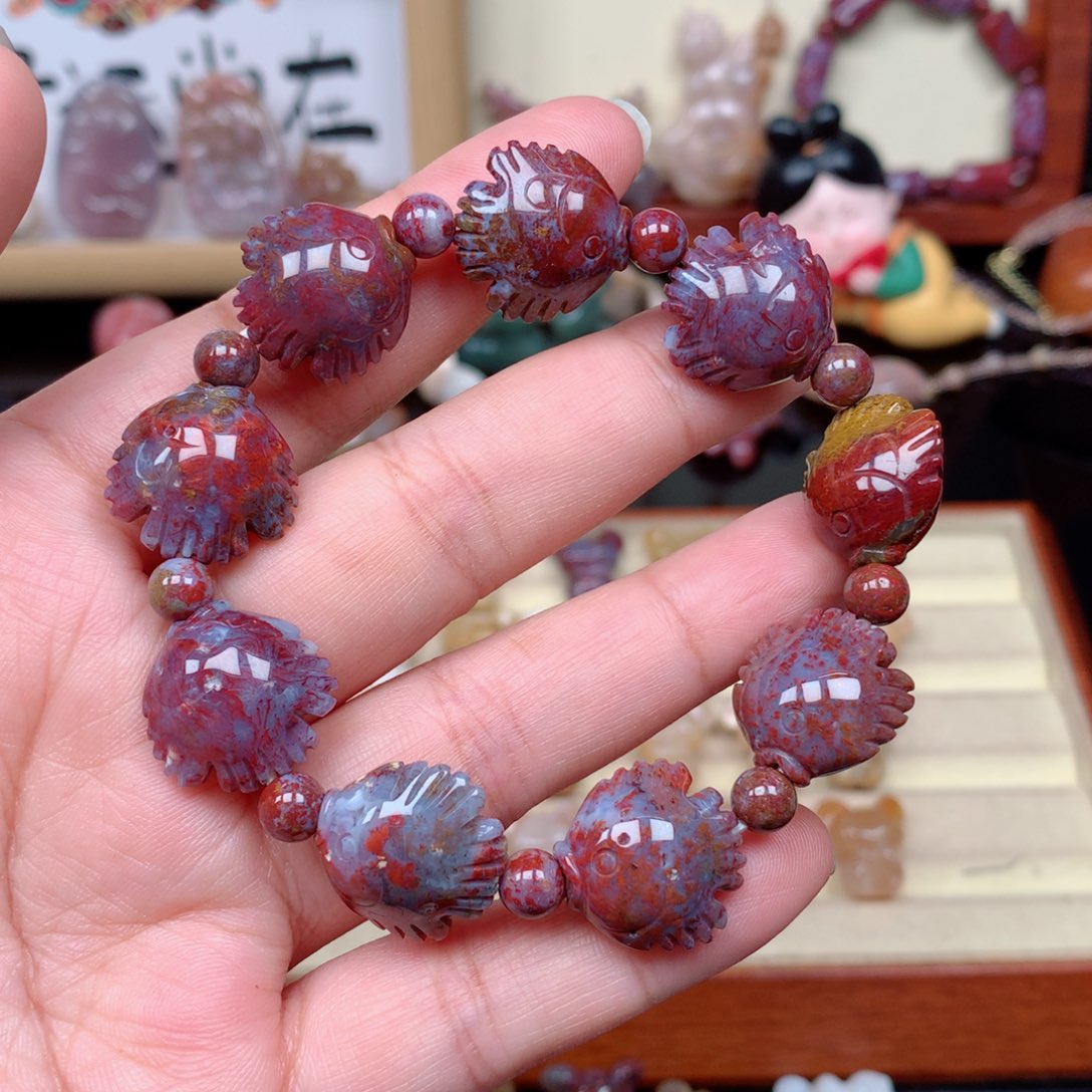 未镶嵌颈饰硅化玉