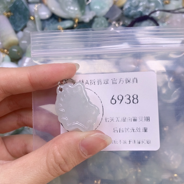翡翠颈饰9K金镶嵌翡翠