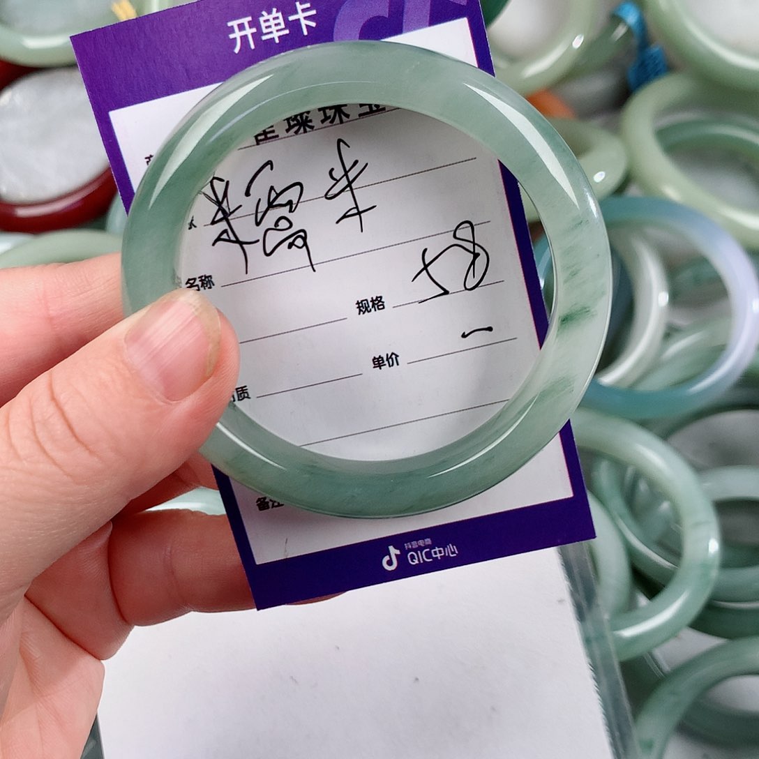 未镶嵌手镯石英质玉（金丝玉）╰****子