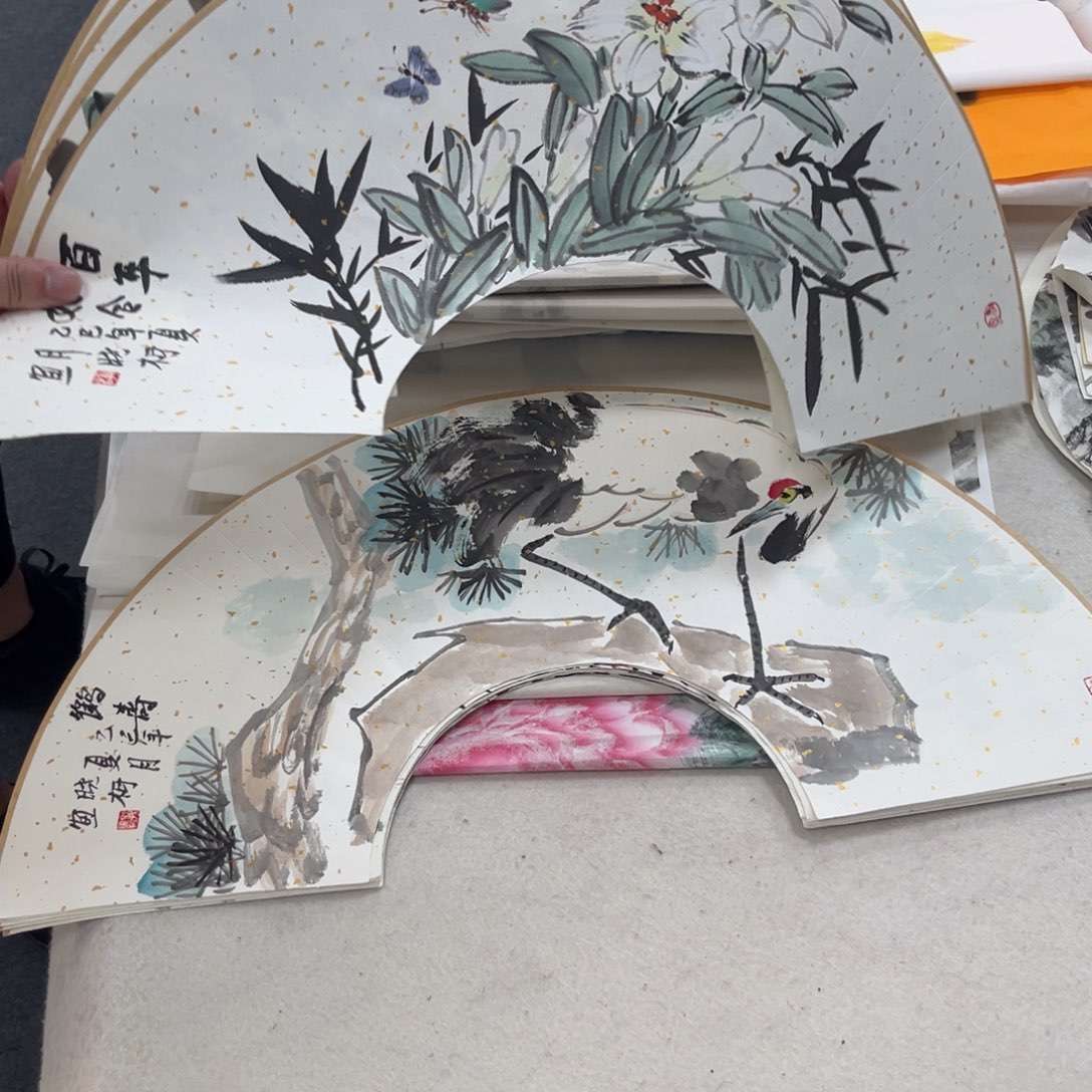 国画卖字画的小男孩