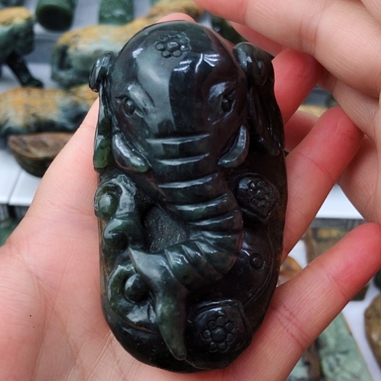 未镶嵌岫岩河磨玉（透闪石质玉）把件