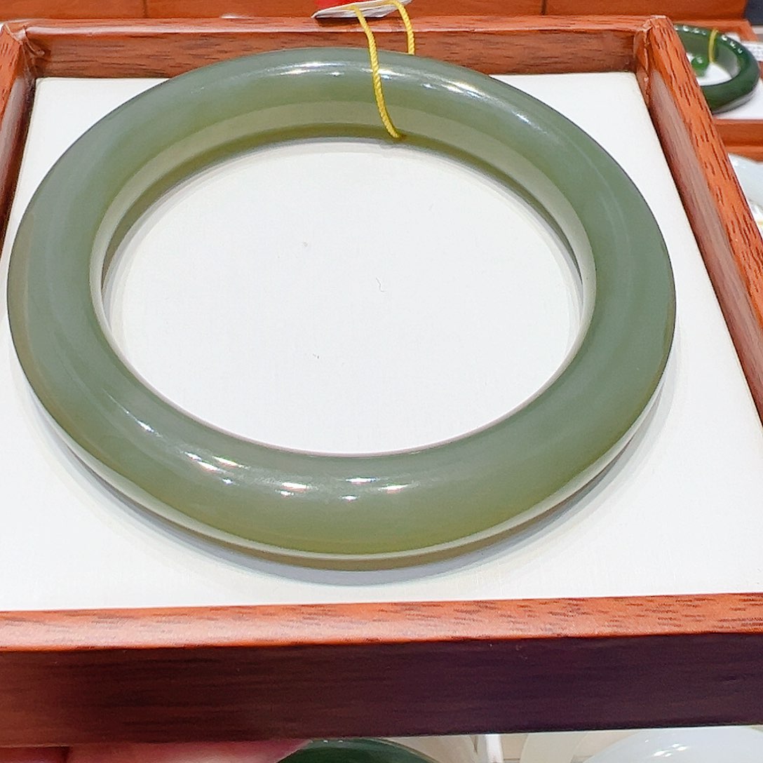 和田玉未镶嵌手镯