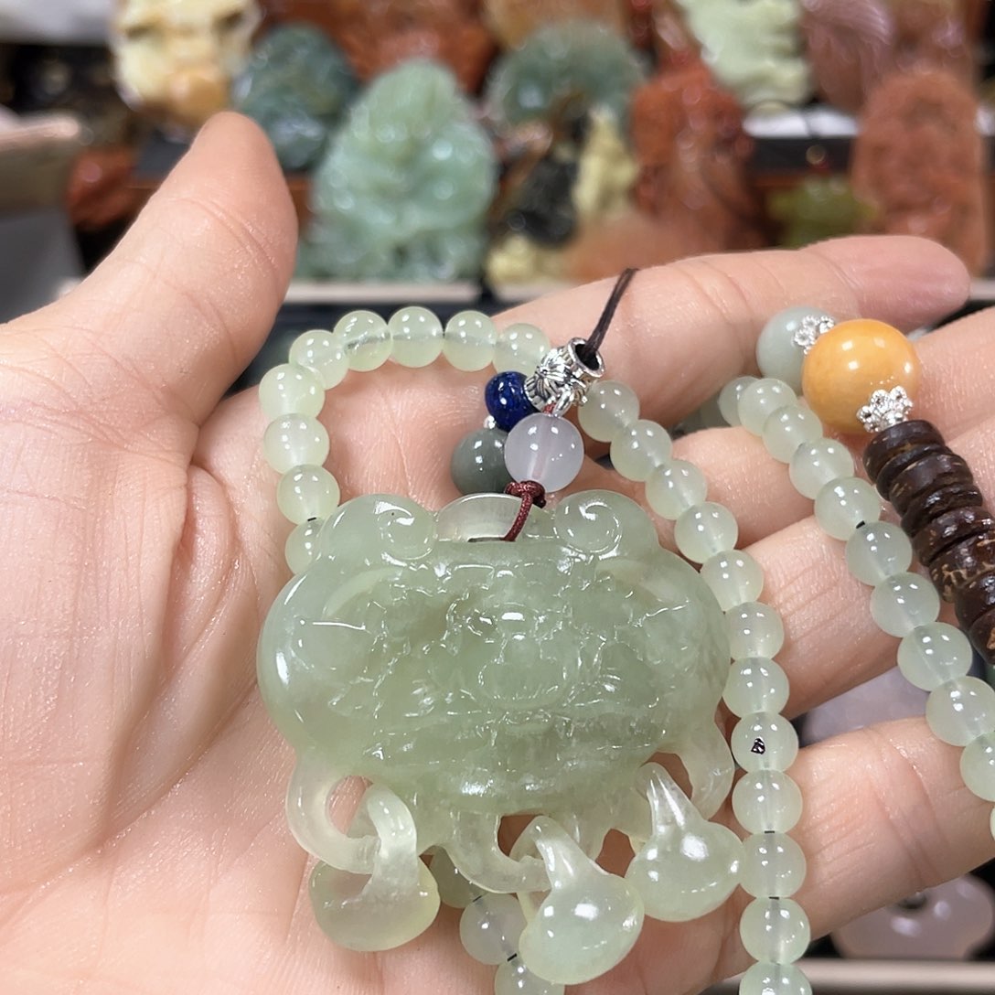 蛇纹石玉颈饰未镶嵌