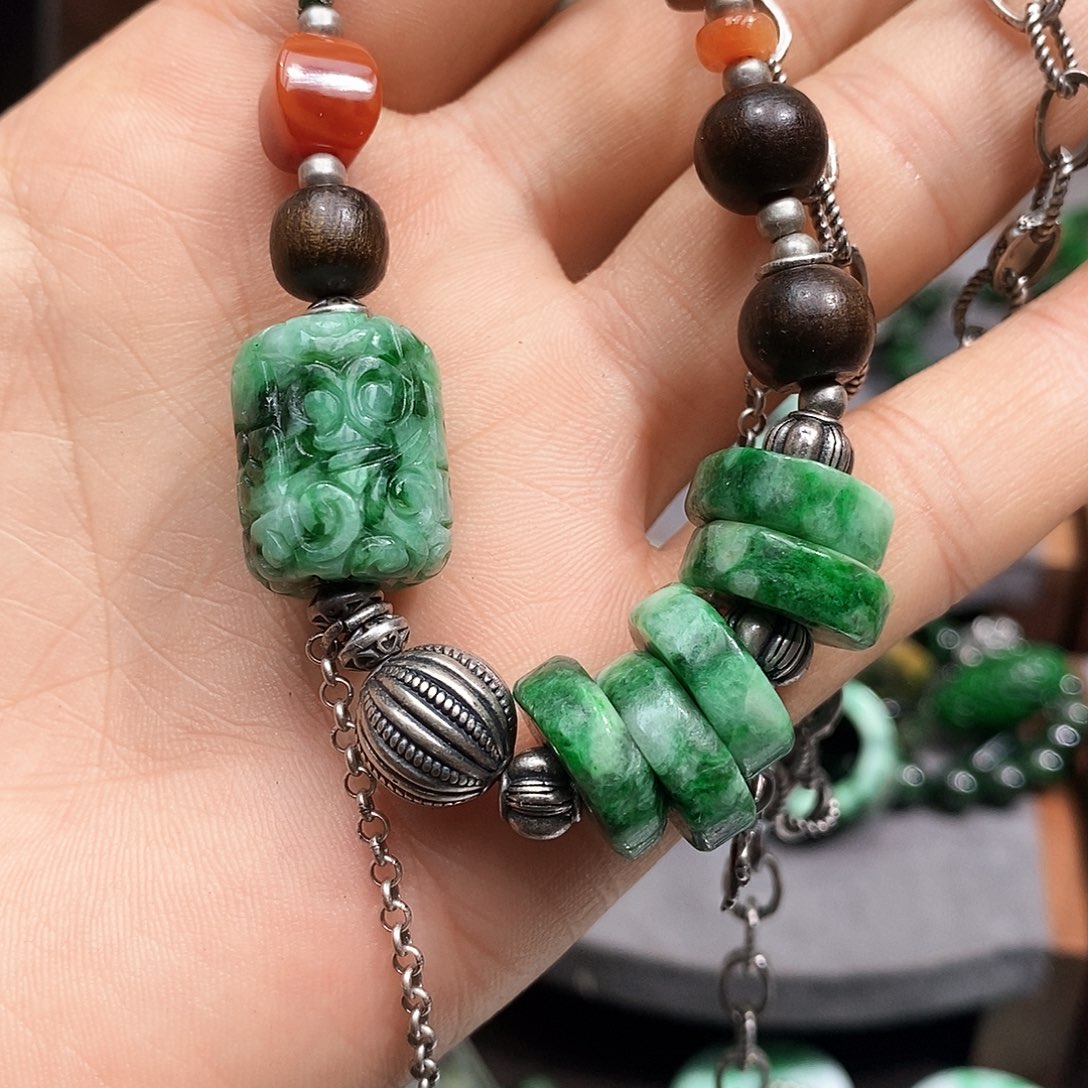 颈饰未镶嵌翡翠漂亮美眉