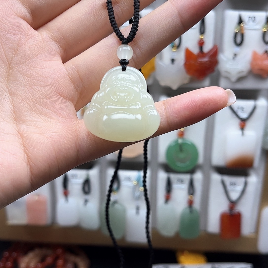 颈饰未镶嵌石英质玉