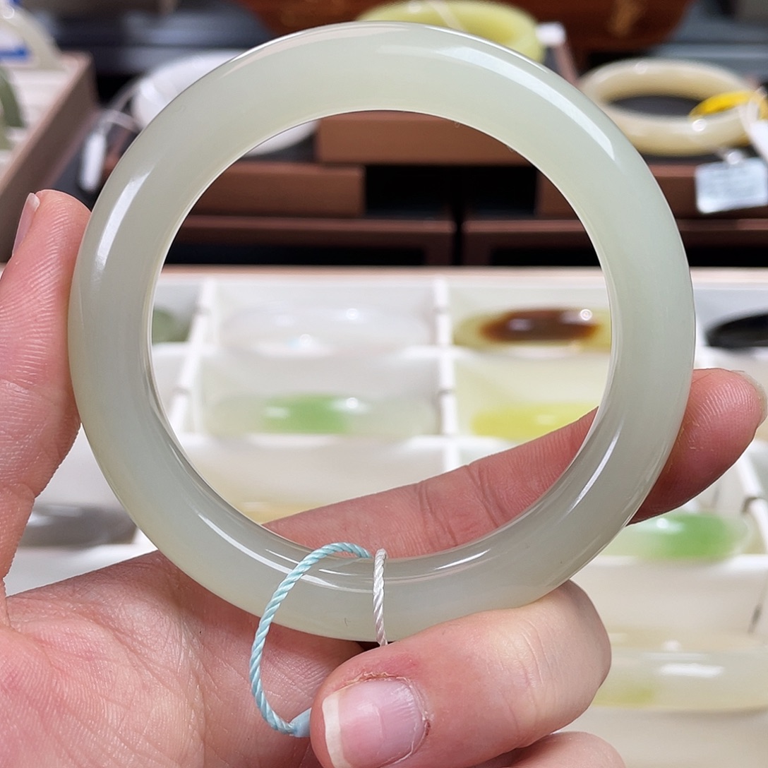 和田玉未镶嵌手镯