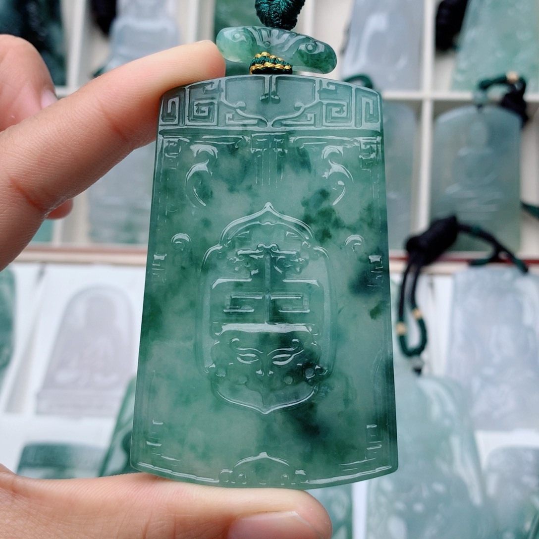 翡翠颈饰未镶嵌陈*无事牌