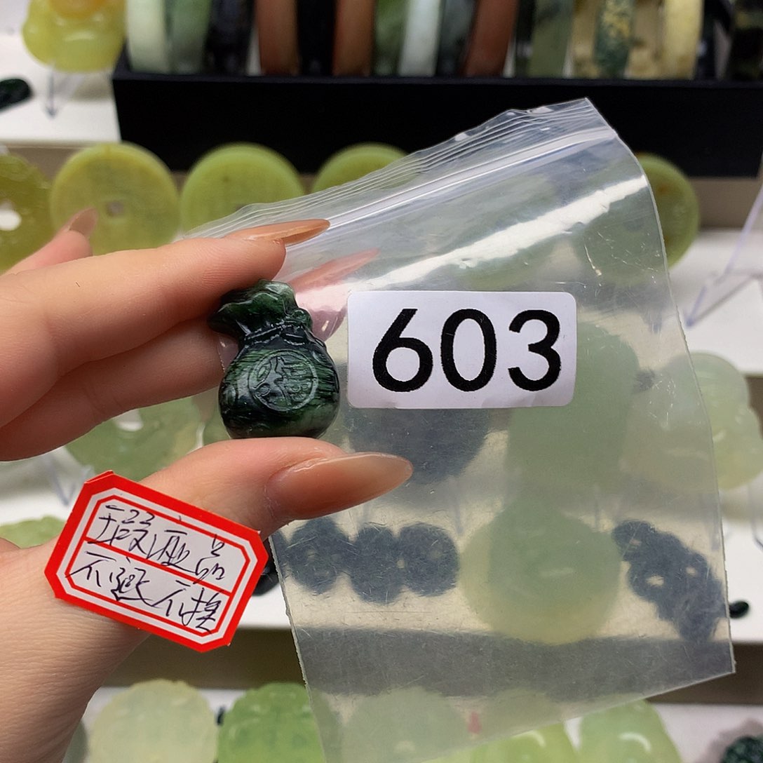 蛇纹石玉颈饰未镶嵌