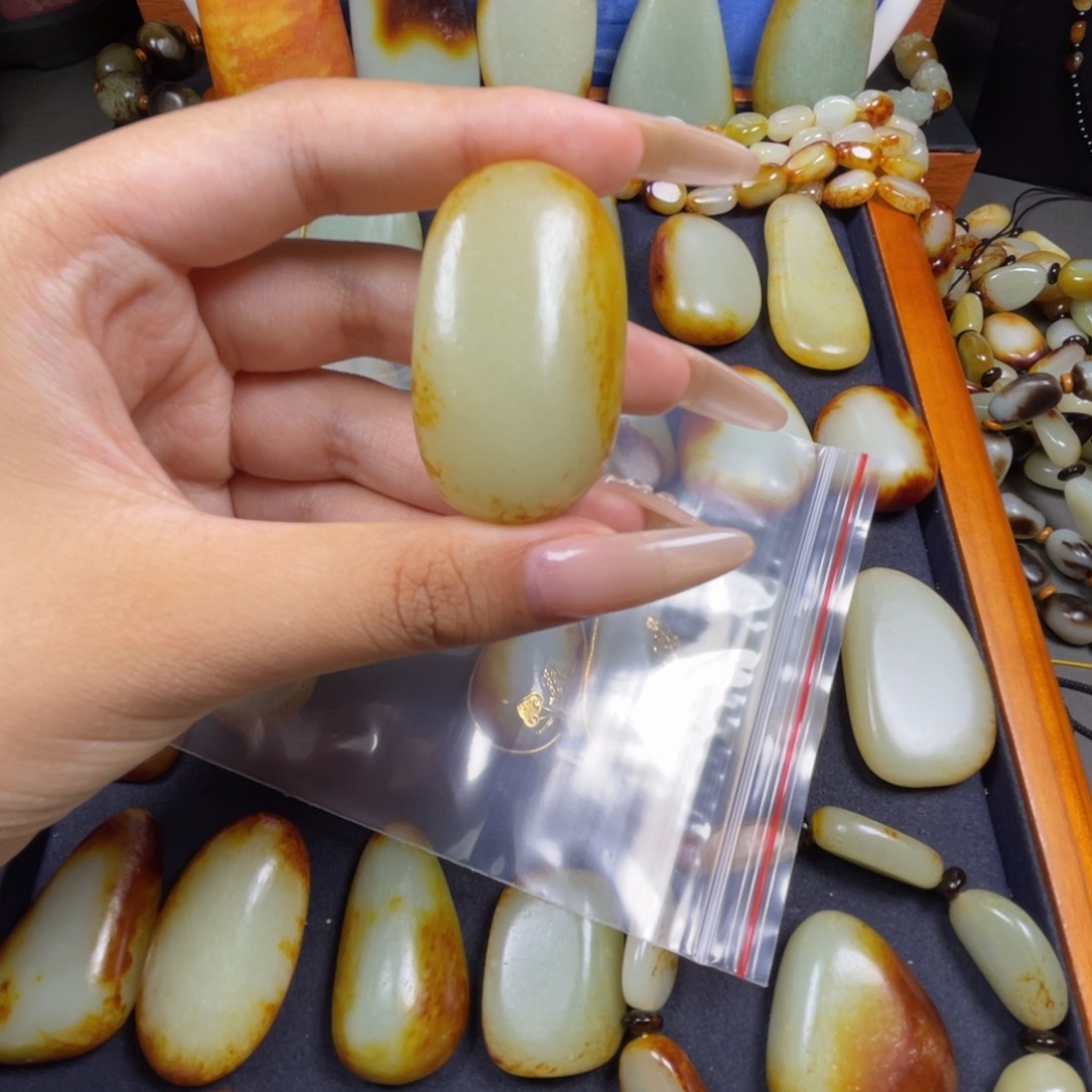 和田玉未镶嵌颈饰还****钱